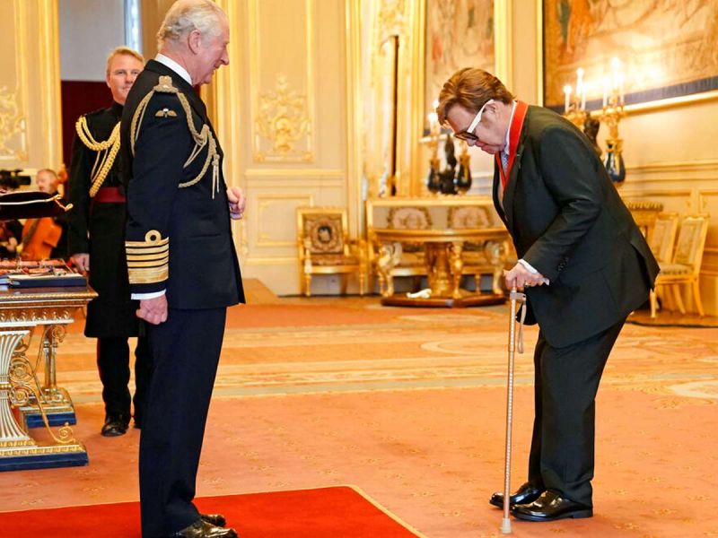 Elton John recibe exclusivo y prestigioso premio de la Corona Británica 2